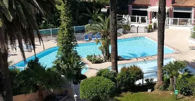 Piscine de l'établissement Appartement T2 de standing au pied des plages ou située à proximité