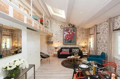 Coin salon dans l'établissement Superbe appartement loft vieil Antibes