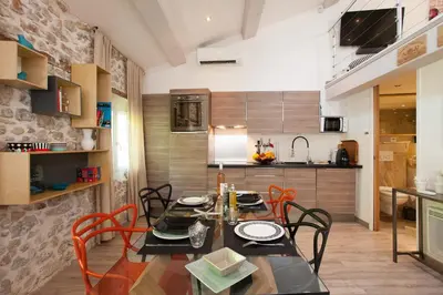 Cuisine ou kitchenette dans l'établissement Superbe appartement loft vieil Antibes