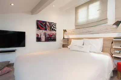 Un ou plusieurs lits dans un hébergement de l'établissement Superbe appartement loft vieil Antibes