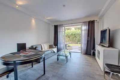 Télévision ou salle de divertissement dans l'établissement Appartement T2 bord de mer climatisé