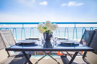 Vue générale sur la mer ou vue sur la mer prise depuis l'appartement