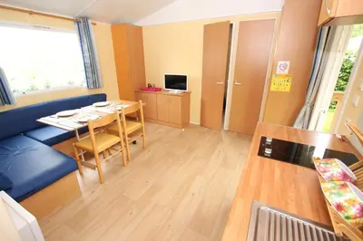 Télévision ou salle de divertissement dans l'établissement Bungalow Vacances