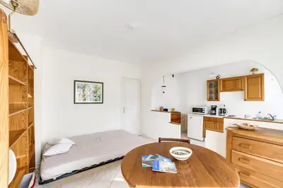 Cuisine ou kitchenette dans l'établissement Le Studio Provençal Welkeys