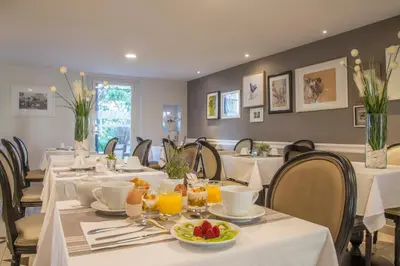 Restaurant ou autre lieu de restauration dans l'établissement La Bastide de l'Oliveraie