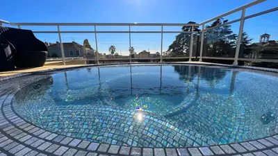 Piscine de l'établissement La Bastide de l'Oliveraie ou située à proximité