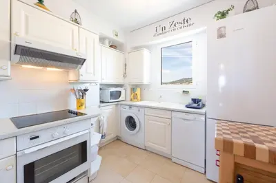 Cuisine ou kitchenette dans l'établissement Apartment 2 bedrooms 2 bathrooms clear view in Palm beach area