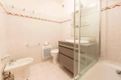 Salle de bains dans l'établissement Apartment 2 bedrooms 2 bathrooms clear view in Palm beach area