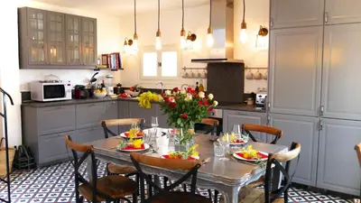 Cuisine ou kitchenette dans l'établissement Maison De La Tour