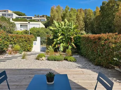 Jardin de l'établissement Maison climatisée avec piscine privée, 5 pièces, 7 couchages à 15 min des plages de Vallauris - FR-1-252-103