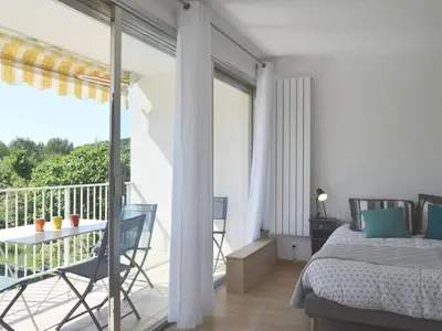 Un ou plusieurs lits dans un hébergement de l'établissement Maison climatisée avec piscine privée, 5 pièces, 7 couchages à 15 min des plages de Vallauris - FR-1-252-103