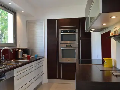 Cuisine ou kitchenette dans l'établissement Maison climatisée avec piscine privée, 5 pièces, 7 couchages à 15 min des plages de Vallauris - FR-1-252-103