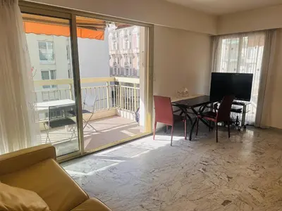 Télévision ou salle de divertissement dans l'établissement One bedroom apartment in the center of Cannes, next to the Carlton, a few meters from the Croisette - 367