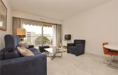 Coin salon dans l'établissement 1 Bedroom Lovely Apartment In Cannes
