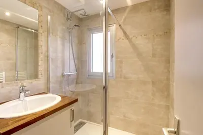 Salle de bains dans l'établissement IMMOGROOM- Renovated - Wifi - Close to everything