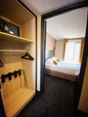 Un ou plusieurs lits dans un hébergement de l'établissement Hotel Molière