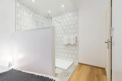 Salle de bains dans l'établissement Florella Marceau Apartment