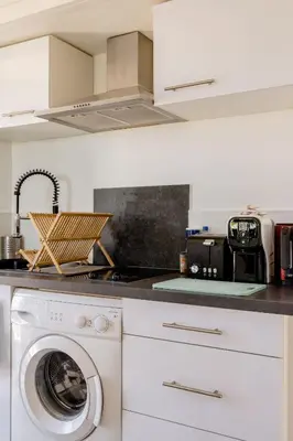 Cuisine ou kitchenette dans l'établissement Studio Antibes - 5min des plages - Parking gratuit - Climatisation