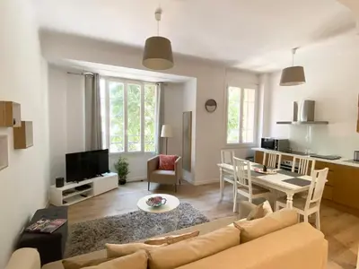 Télévision ou salle de divertissement dans l'établissement Stylish two-bedroom apartment -StayInAntibes - 5 Soleau