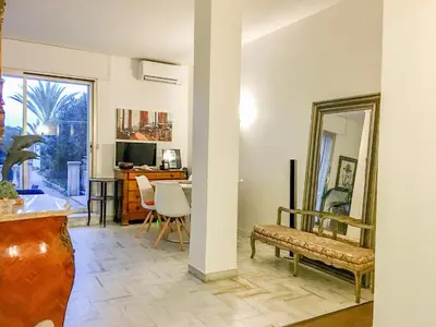 Coin salon dans l'établissement Cannes - Beachfront with private garden - Palm Beach Croisette