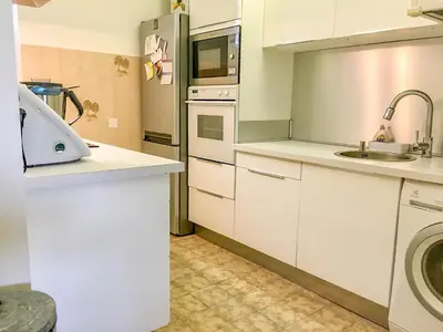 Cuisine ou kitchenette dans l'établissement Cannes - Beachfront with private garden - Palm Beach Croisette