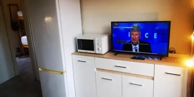 Télévision ou salle de divertissement dans l'établissement Résidence Cap Azur Appartement 108