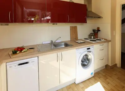 Cuisine ou kitchenette dans l'établissement SUQUETTE Charming provencal house in Antibes with nice terrace, garden and pool access