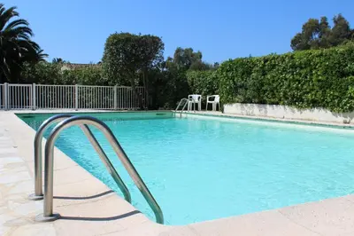 Piscine de l'établissement SUQUETTE Charming provencal house in Antibes with nice terrace, garden and pool access ou située à proximité