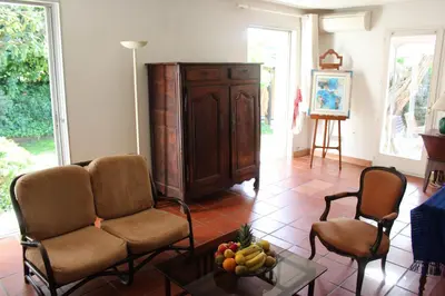 Coin salon dans l'établissement SUQUETTE Charming provencal house in Antibes with nice terrace, garden and pool access