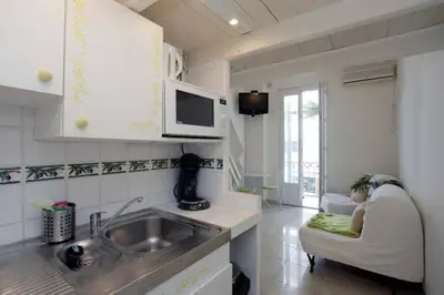 Cuisine ou kitchenette dans l'établissement Studio- Antibes-Juan les Pins- Cote d'Azur
