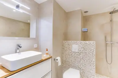 Salle de bains dans l'établissement IMMOGROOM - Renovated apartment - Terrace - AC - Wifi