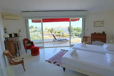 Un ou plusieurs lits dans un hébergement de l'établissement Fully equipped appartment 105 m2 clear view on the sea and californie hills