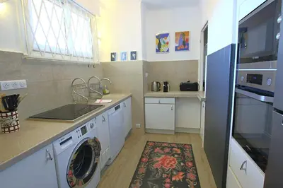 Cuisine ou kitchenette dans l'établissement Fully equipped appartment 105 m2 clear view on the sea and californie hills