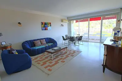 Coin salon dans l'établissement Fully equipped appartment 105 m2 clear view on the sea and californie hills