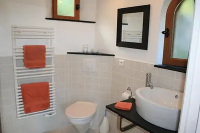 Salle de bains dans l'établissement Les Amandiers