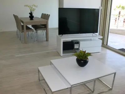 Télévision ou salle de divertissement dans l'établissement le chantilly