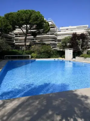 Piscine de l'établissement Tribuperez à Juan-Antibes ou située à proximité