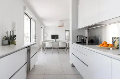 Cuisine ou kitchenette dans l'établissement Antibes Juan