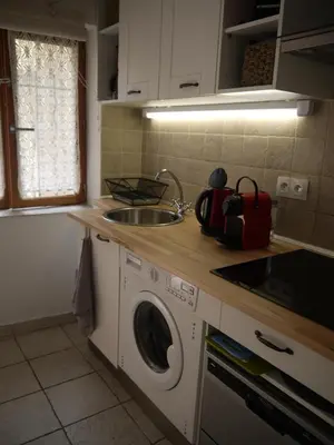 Cuisine ou kitchenette dans l'établissement Vieille Ville 2 - La Petite Maison à Safranier, 2 bedrooms, max 4 adults and 2 kids