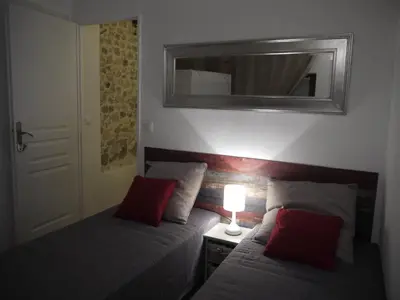 Un ou plusieurs lits dans un hébergement de l'établissement Vieille Ville 2 - La Petite Maison à Safranier, 2 bedrooms, max 4 adults and 2 kids