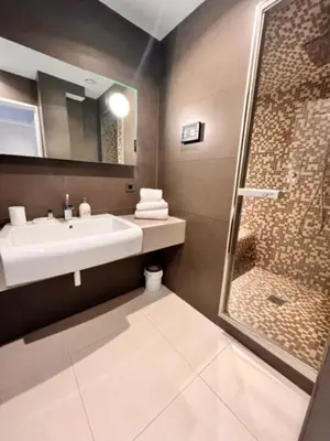 Salle de bains dans l'établissement Arthur Properties - Montfleury