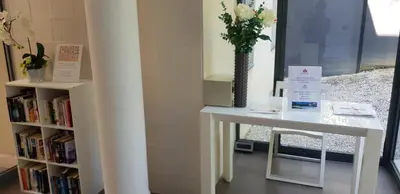 Bibliothèque dans l'appartement
