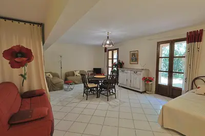 Coin salon dans l'établissement Villa climatisée de 195 m2 avec piscine privée