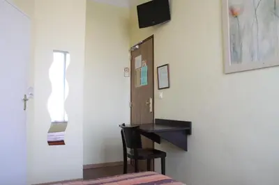 Télévision ou salle de divertissement dans l'établissement Hôtel Trianon
