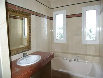 Salle de bains dans l'établissement Cannes-SuperCannes-GolfeJuan--VILLA ALAMP--Vue mer exceptionnelle méditerranée et Cap d'Antibes--4 à 6 chambres--6 SDB--7 WC--Piscine sans vis à vis--Superbe rooftop panoramique--Terrasses--Cuisine américaine--Grand Living 100m2--Courts séjours possibles-