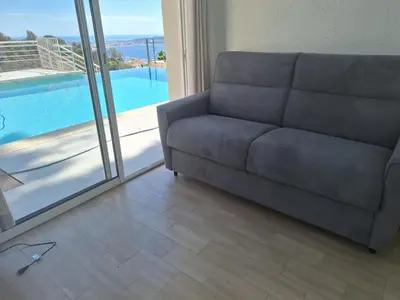 Coin salon dans l'établissement Cannes-SuperCannes-GolfeJuan--VILLA ALAMP--Vue mer exceptionnelle méditerranée et Cap d'Antibes--4 à 6 chambres--6 SDB--7 WC--Piscine sans vis à vis--Superbe rooftop panoramique--Terrasses--Cuisine américaine--Grand Living 100m2--Courts séjours possibles-