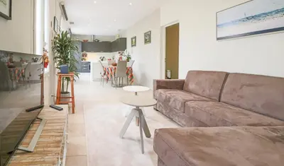 Coin salon dans l'établissement Charming Villa with Jacuzzi at 200m from beaches