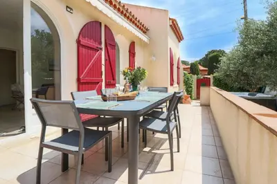 Balcon ou terrasse dans l'établissement Charming Villa with Jacuzzi at 200m from beaches