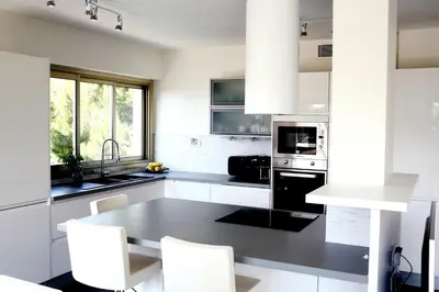Cuisine ou kitchenette dans l'établissement SPLENDIDE 3 PIECES VUE MER