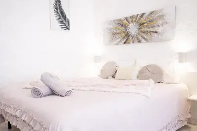 Un ou plusieurs lits dans un hébergement de l'établissement Studio confort, chic & spacieux Plage de Juan les pins & central